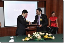 Mr_Khalid_Al_Mansouri_right_and_Mr_Robert_Yang_left_jpg